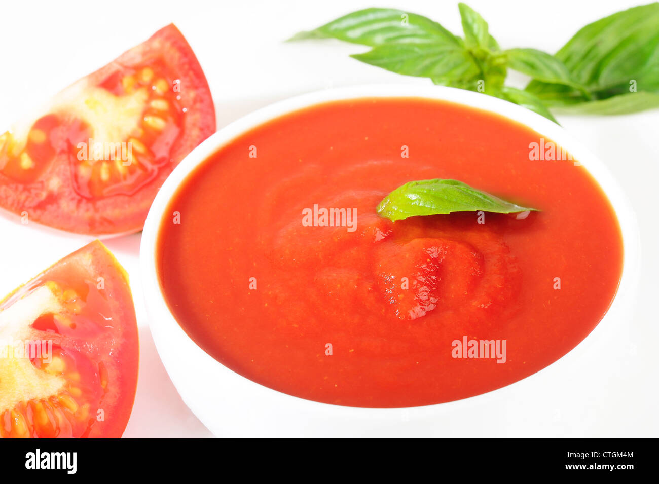 Tomatensauce und basilikumblatt Stockfotos und -bilder Kaufen - Alamy