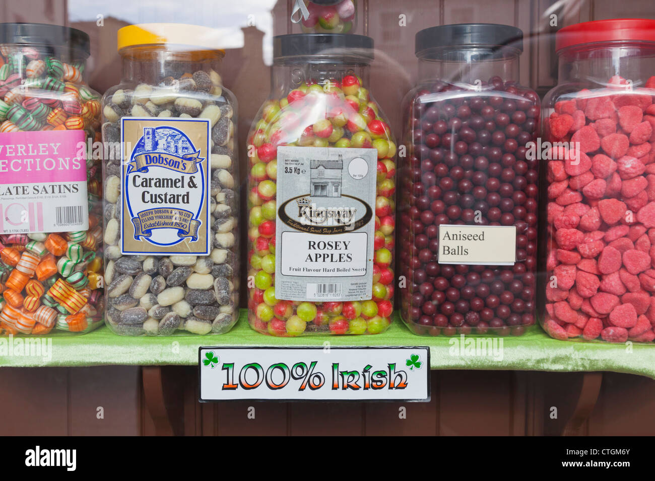 Killarney, County Kerry, Irland. Altmodisches Süßigkeiten zum Verkauf im Schaufenster. Stockfoto