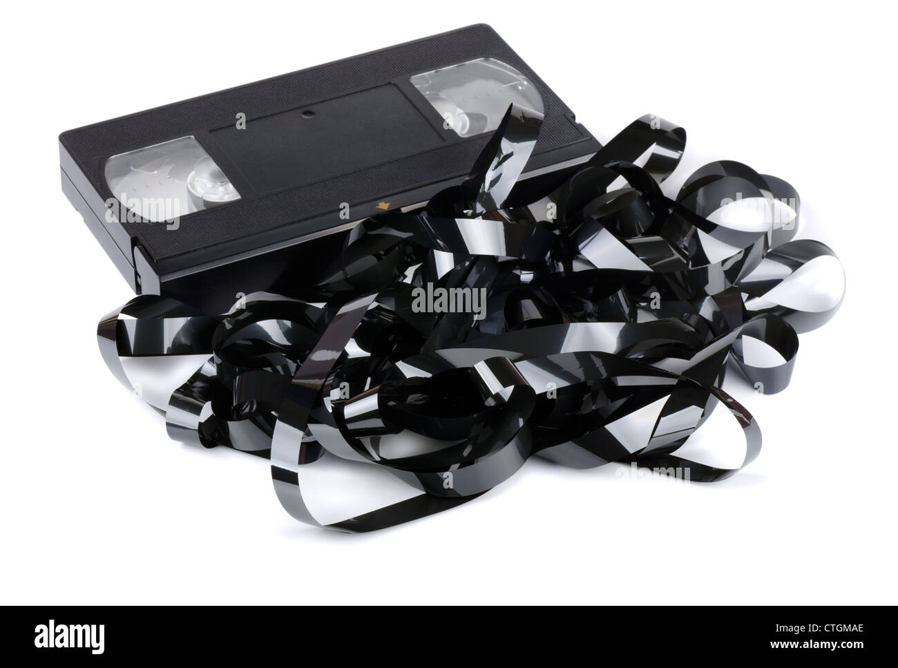 VHS video Kassette mit verworrenen Videoband isoliert auf weiss Stockfoto