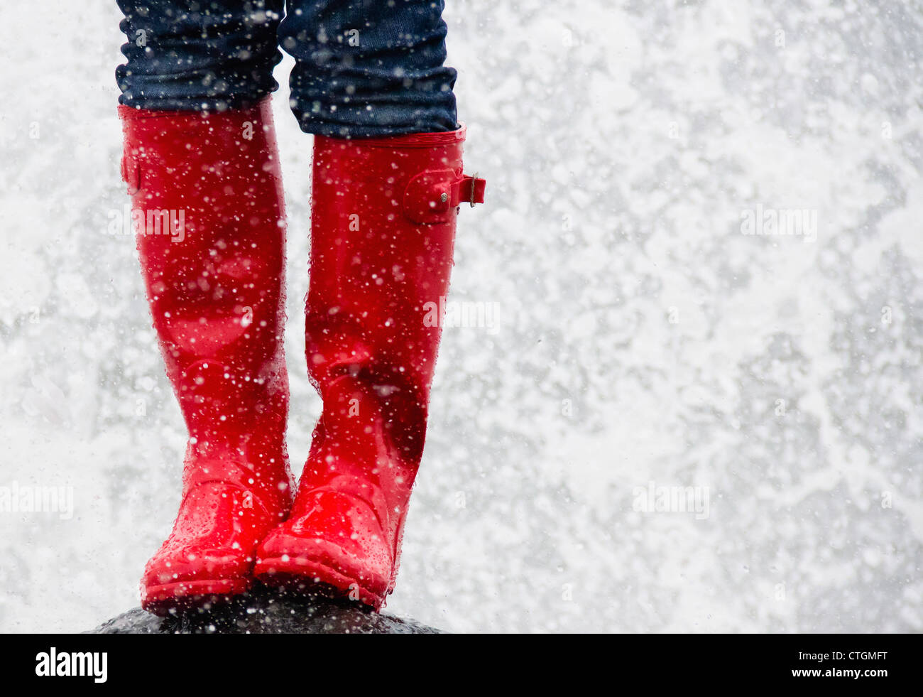 Rote Gummistiefel im Regen; Tofino, Britisch-Kolumbien, Kanada Stockfoto