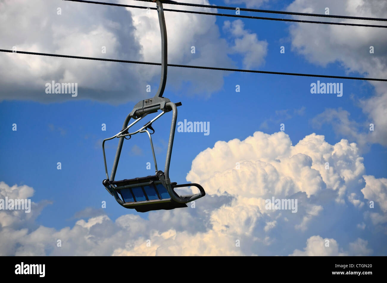 Leere Skilift Stuhl über Wolken und Himmel Stockfoto