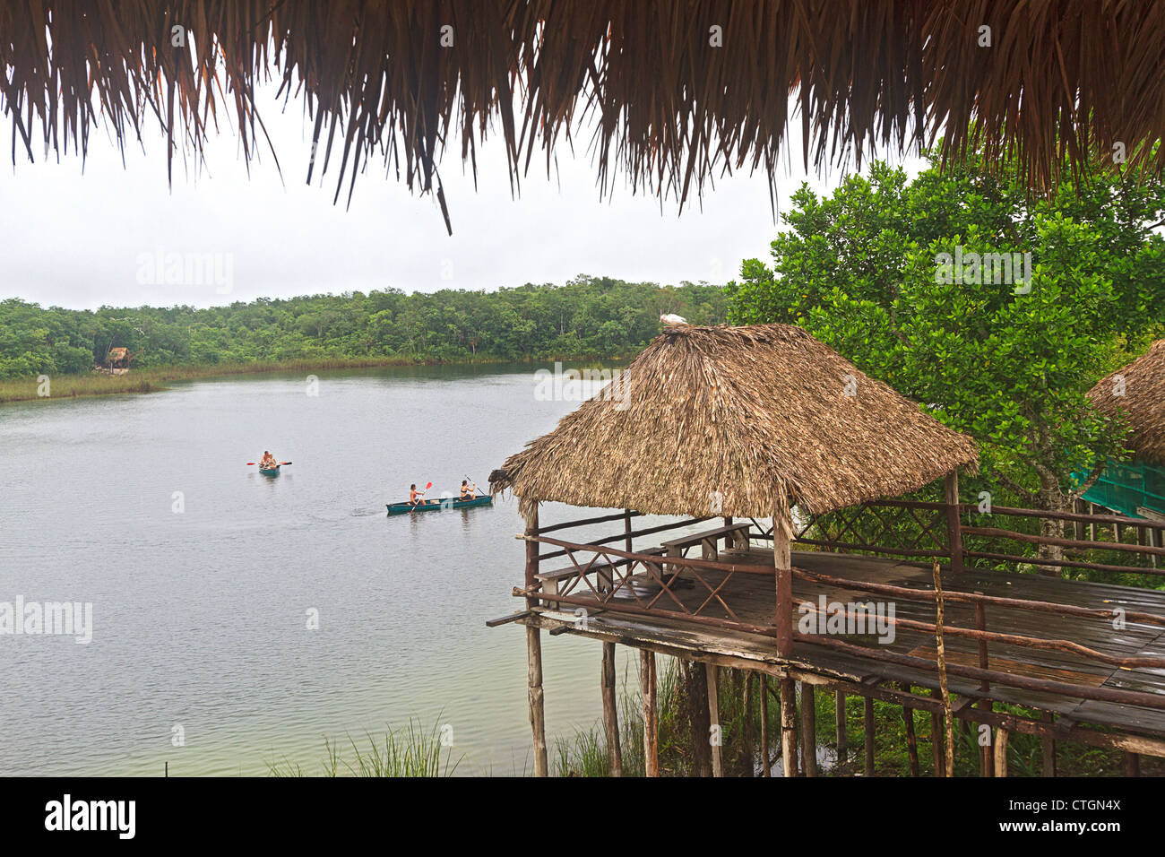 Besucher Kanu über eine Lagune in der abgelegenen Maya Dorf von Pac Chen in Riviera Maya, Yucatan, Mexiko Stockfoto