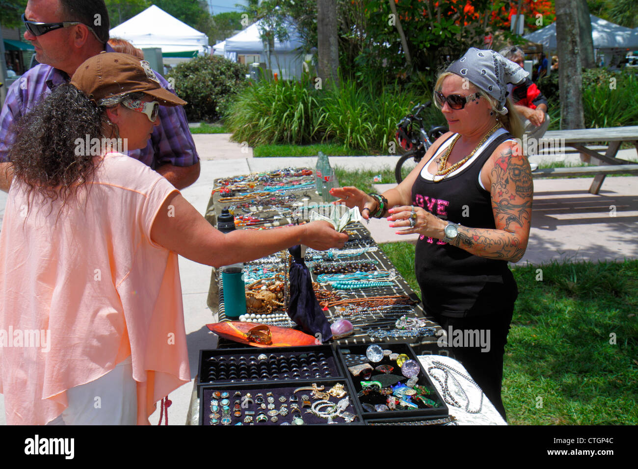 Stuart Florida, Green Market, Bauernmarkt, Bauernmarkt, Einkaufsbummel Shopper Shopper Shop Geschäfte Markt Markt Kauf Verkauf, Händler Einzelhandel Store Stockfoto