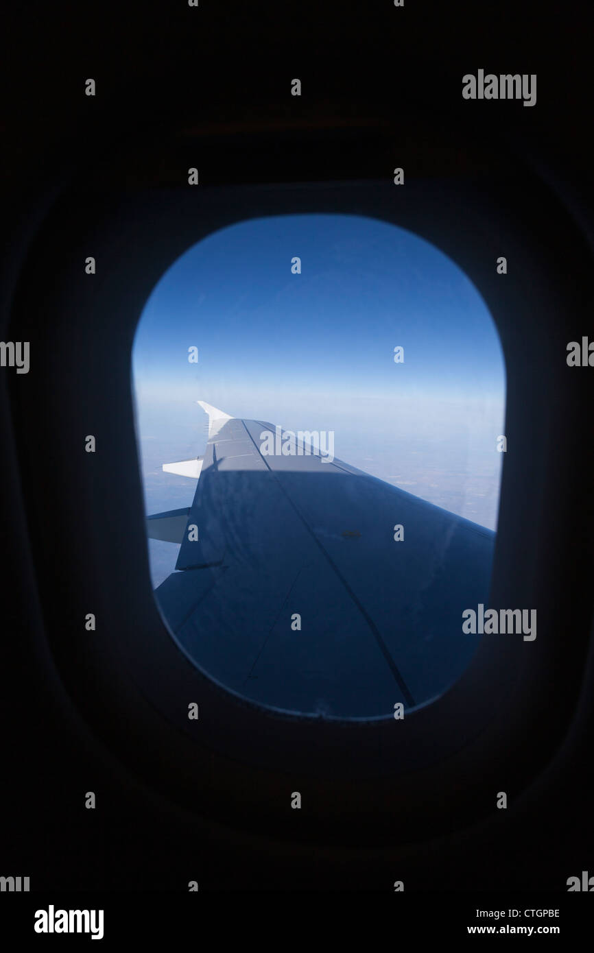 Blick durch Fenster von Airbus A320 zum Flügel. Stockfoto