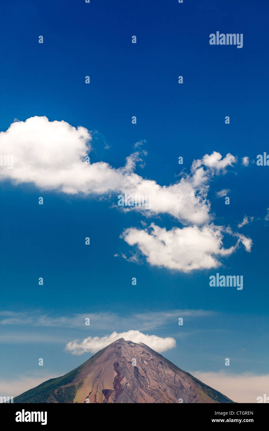 Gipfel des Vulkans Empfängnis und Wolken in einem blauen Himmel Stockfoto