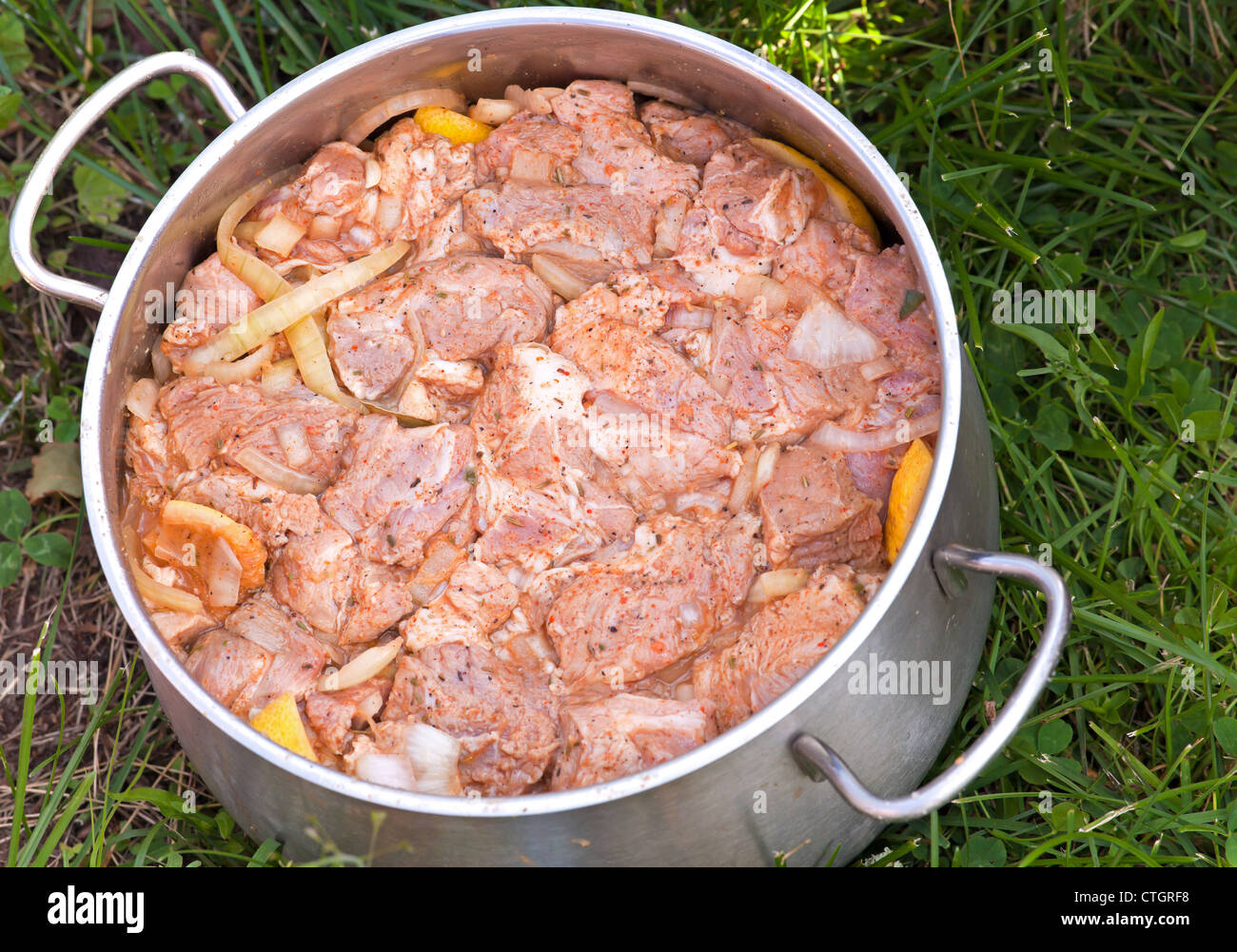 Mariniertes Fleisch in der großen Pfanne braten bereit Stockfoto
