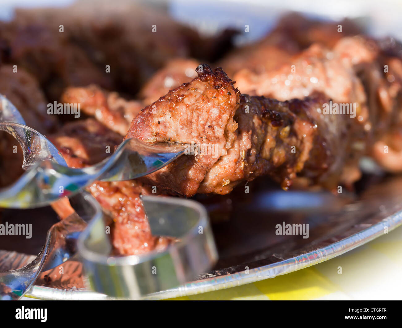 Scheiben von Fleisch mit Soße vorbereiten in Brand. Shish Kebab. Stockfoto
