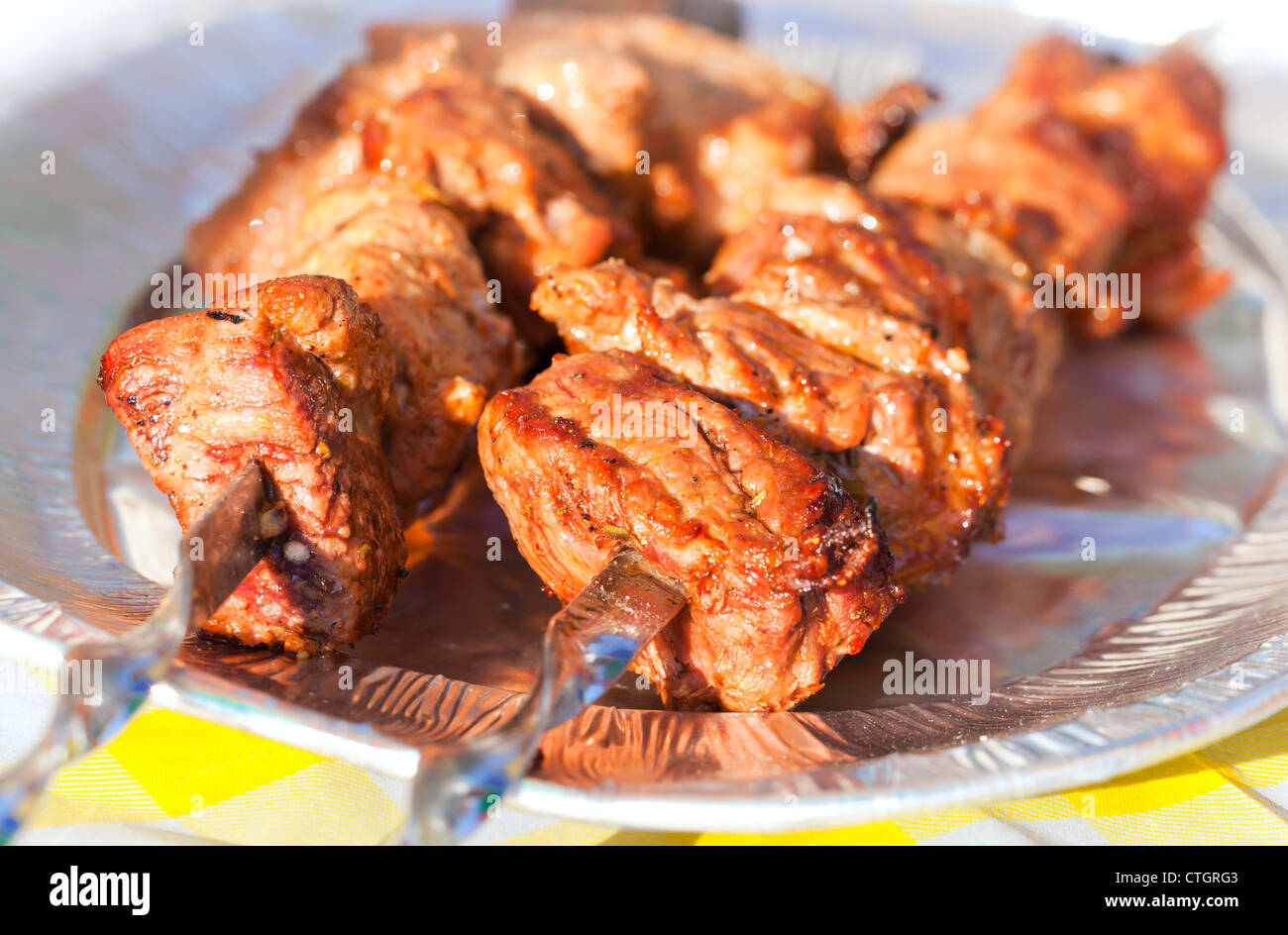 Shish Kebab. Scheiben von Fleisch mit Soße vorbereiten auf Feuer Stockfoto