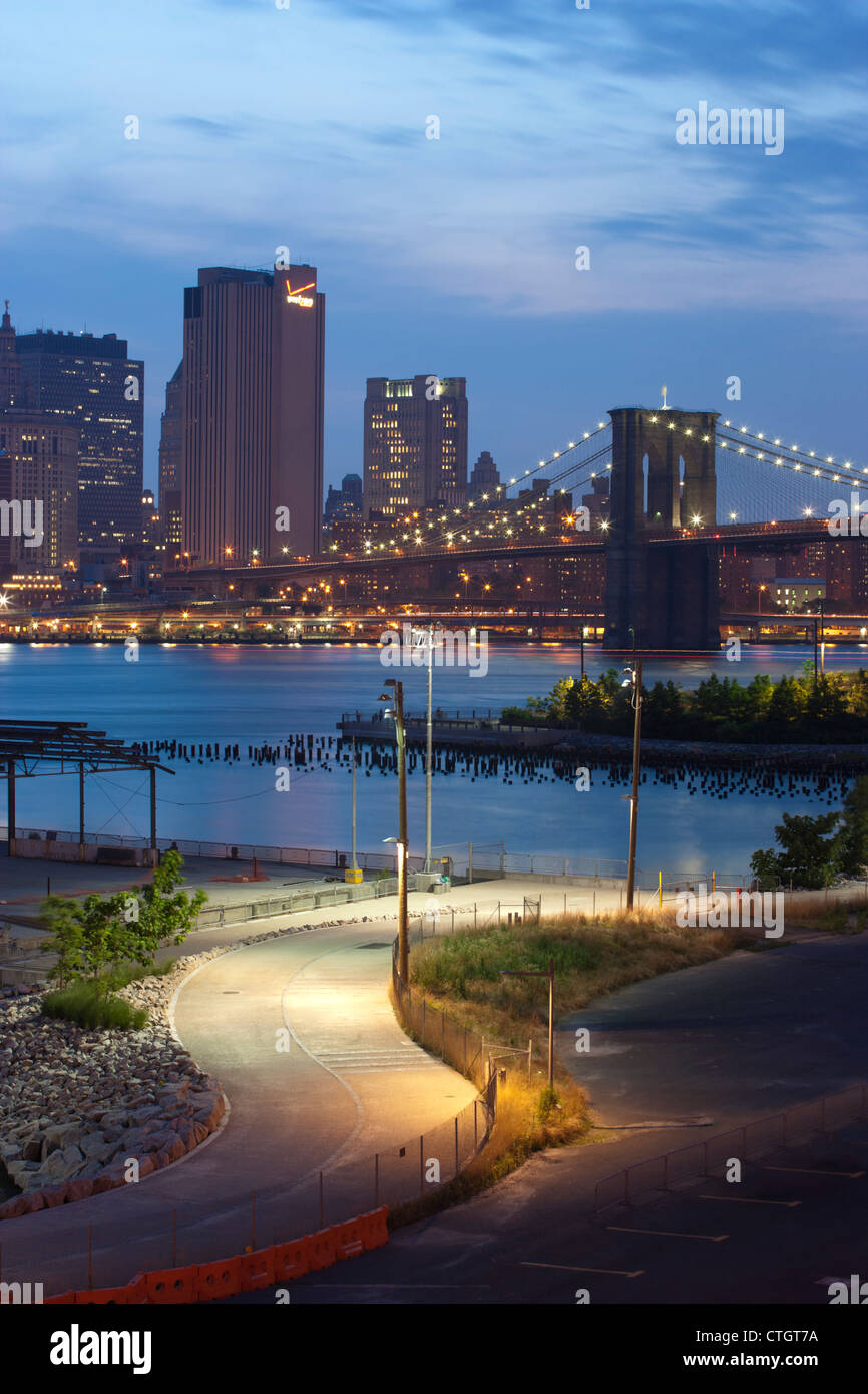 Brooklyn Bridge und Park entlang des East River, New York Stockfoto