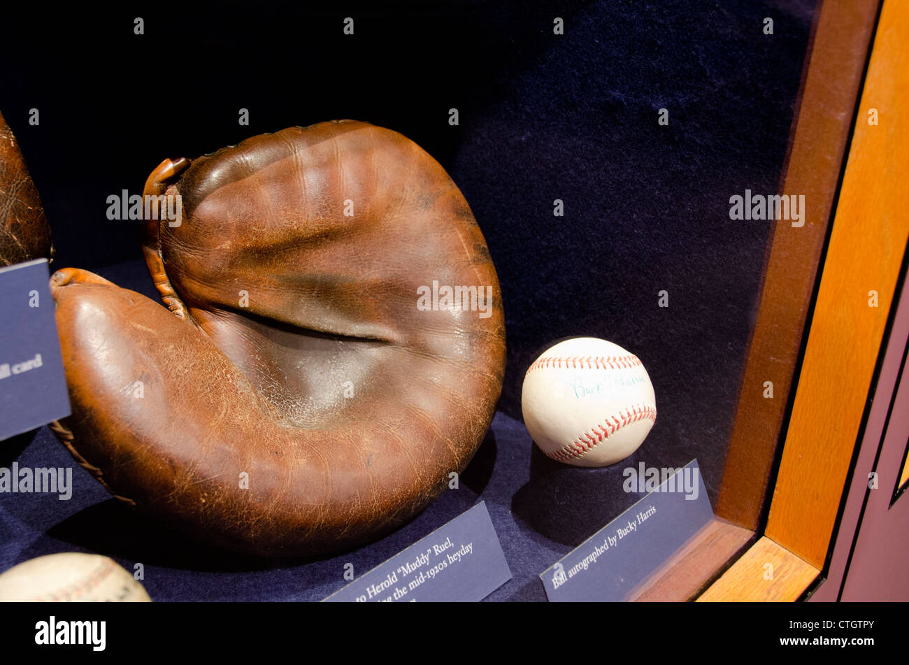 Cooperstown, New York Baseball Hall des Ruhmes. Vintage Mitt und Baseball-Anzeige. Stockfoto