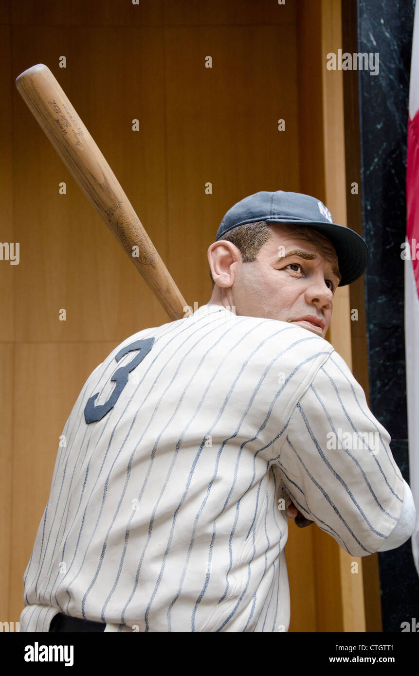 Cooperstown, New York Baseball Hall des Ruhmes. Massivem Holz handgeschnitzt Baseball-Helden-Statue von Babe Ruth. Stockfoto