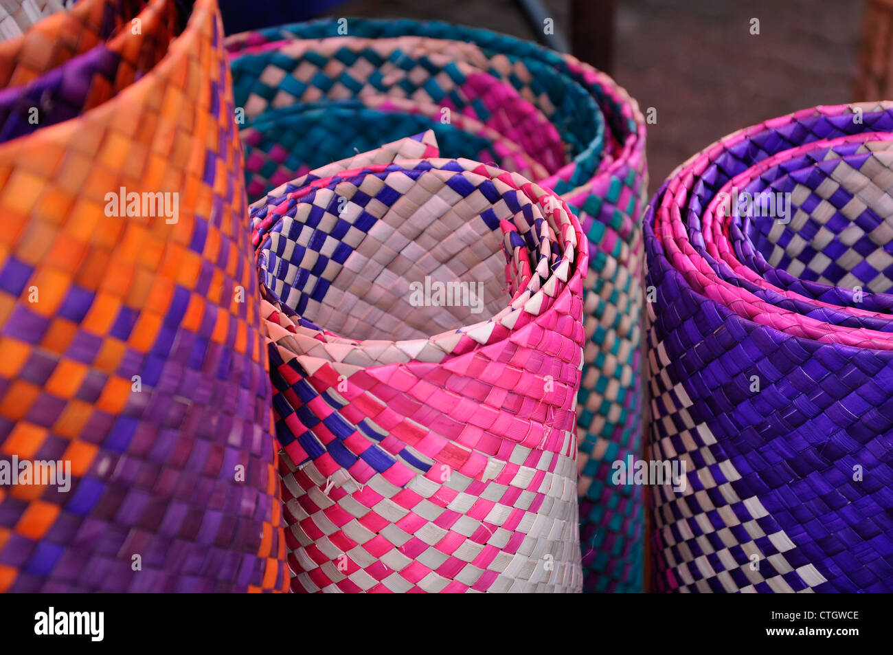 Fein säuberlich geflochtene Strohmatte und eine Palette von Farben. Traditionelle malaiische Strohmatte Stockfoto