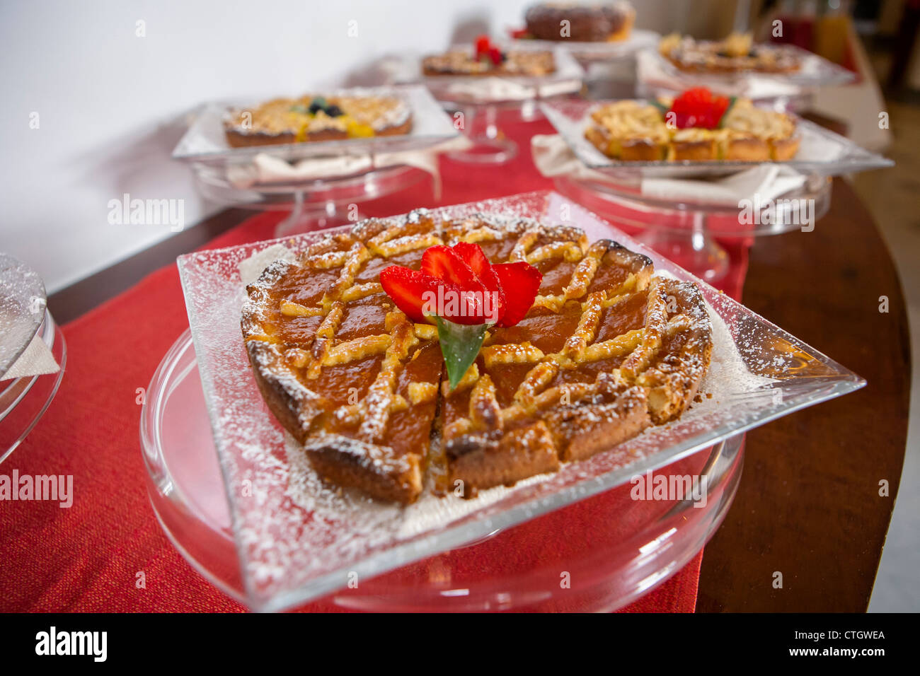 Kuchen und Desserts auf Tisch, Italien, Europa Stockfoto