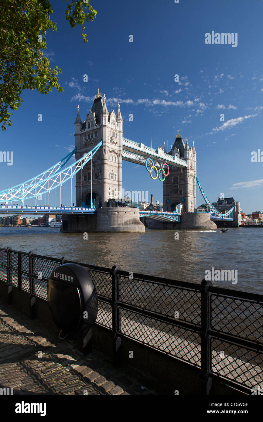 Tower Bridge mit Olympischen Ringen, 2012 in London, Vereinigtes Königreich Stockfoto