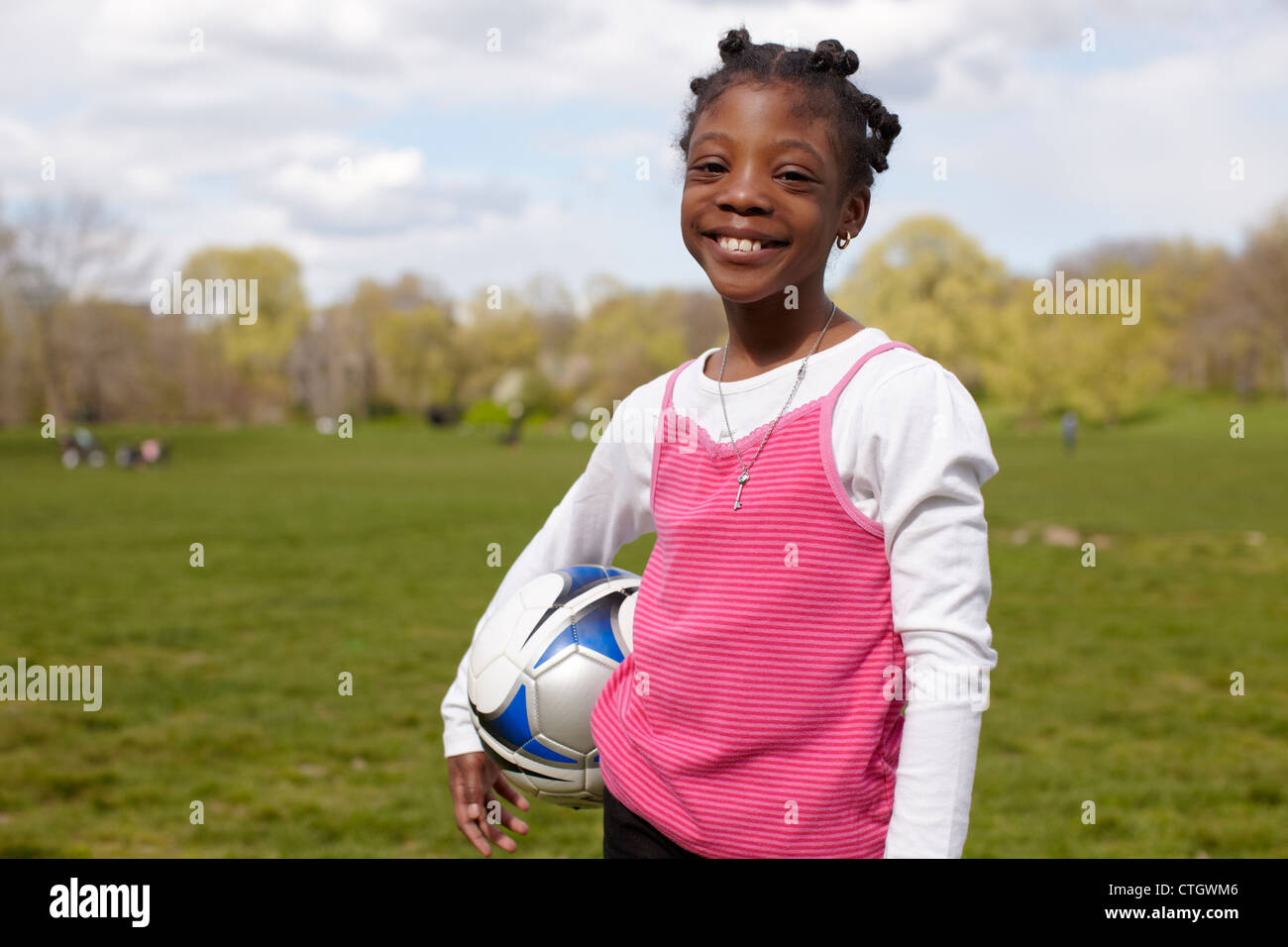 Gemischte Rassen Mädchen halten Fußball Stockfoto