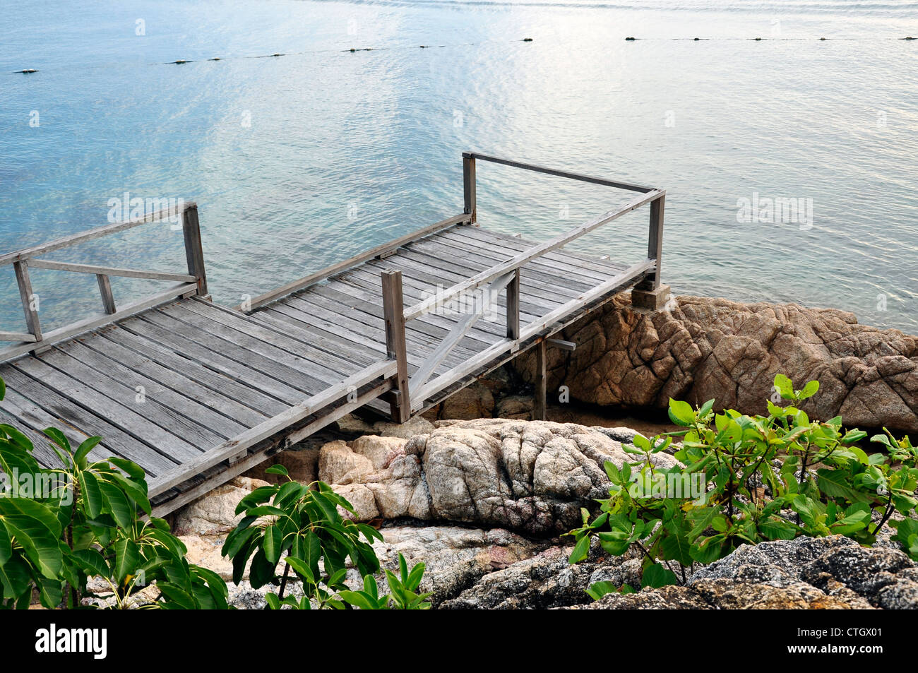 Alte verlassene Holzsteg. Es befand sich in Pulau Perhentian (Perhentian Island), Malaysia. Stockfoto