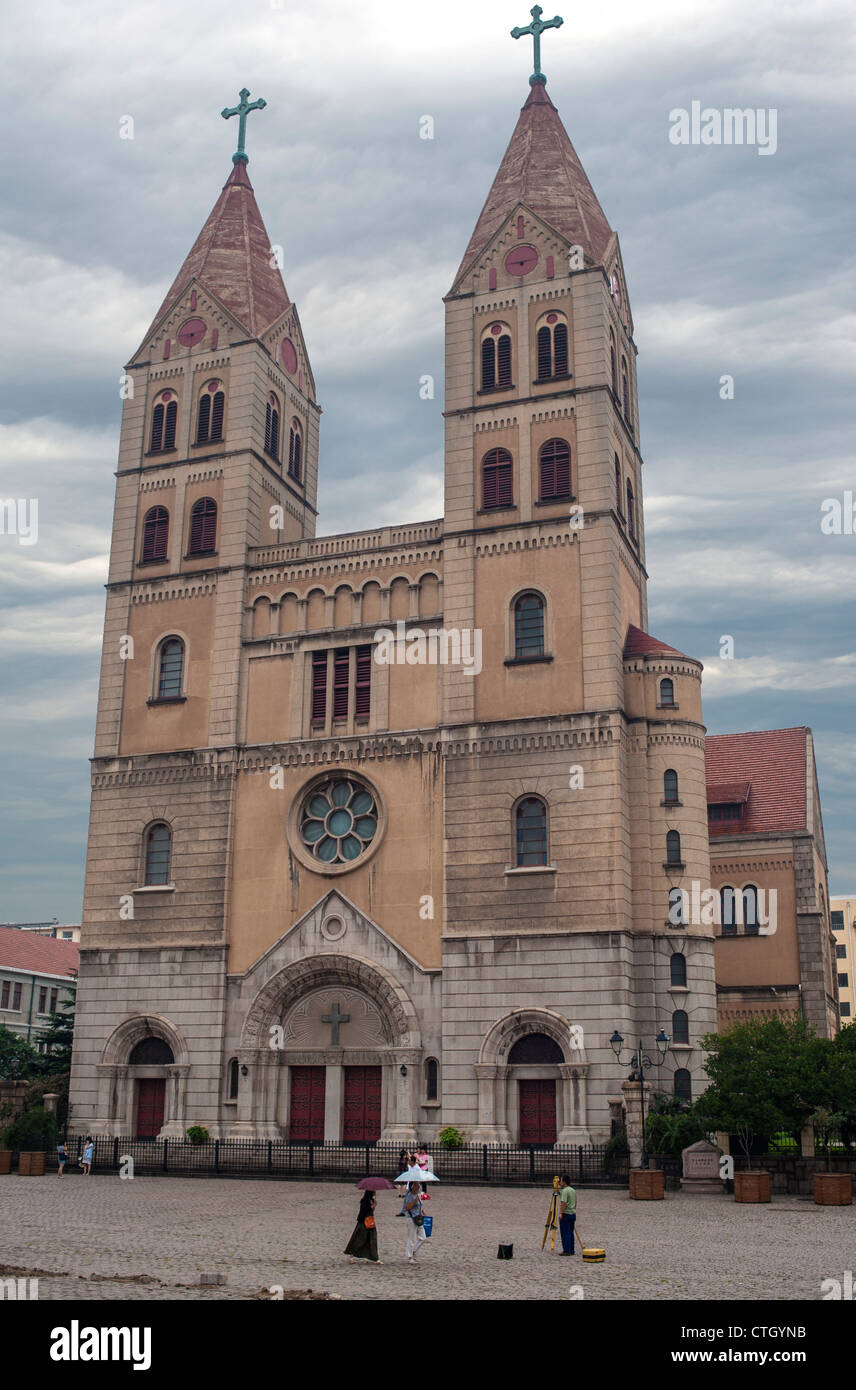 Menschen Sie zu Fuß vorbei an der Kirche in Qingdao, China Stockfoto