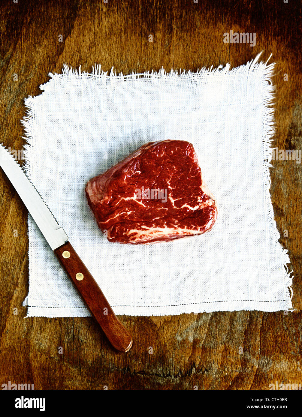 Rohes Rindfleisch und Messer Stockfoto
