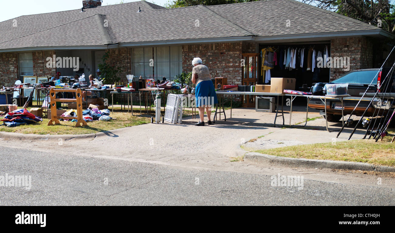 Eine ältere Frau Läden an einem Yardverkauf in Oklahoma City, OK, USA Stockfoto