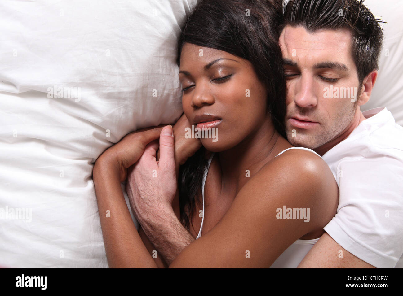 Paar im Bett kuscheln Stockfotografie - Alamy
