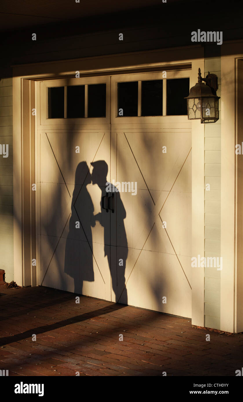 Schatten Sie auf Garage paar küssen Stockfoto