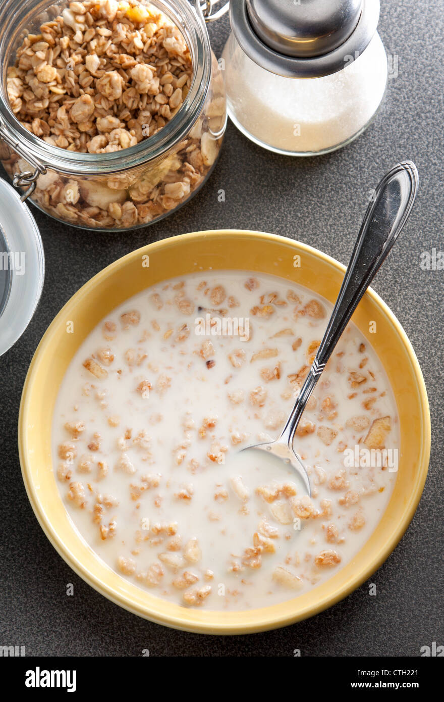 Schüssel mit gesunden Müsli und Milch Stockfoto