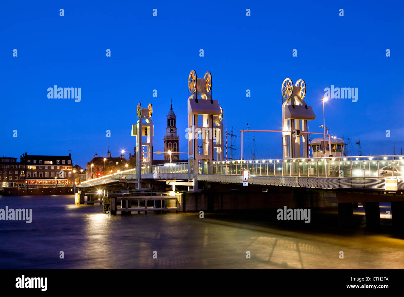 Die Niederlande, Kampen, Skyline in der Morgendämmerung. Brücke über den Fluss Ijssel. Hochwasser. Stockfoto