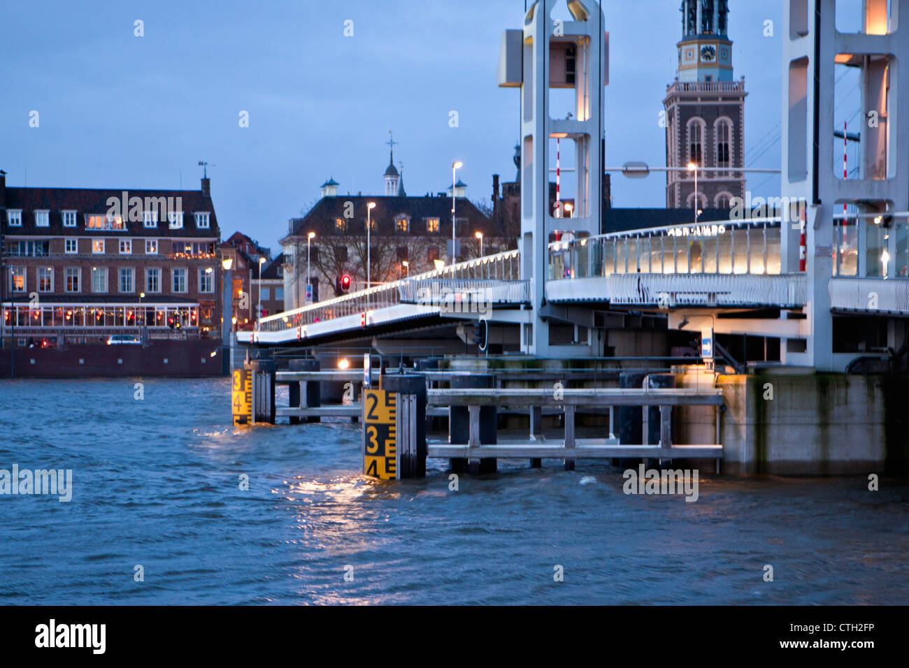 Die Niederlande, Kampen, Skyline in der Morgendämmerung. Brücke über den Fluss Ijssel. Hochwasser. Stockfoto