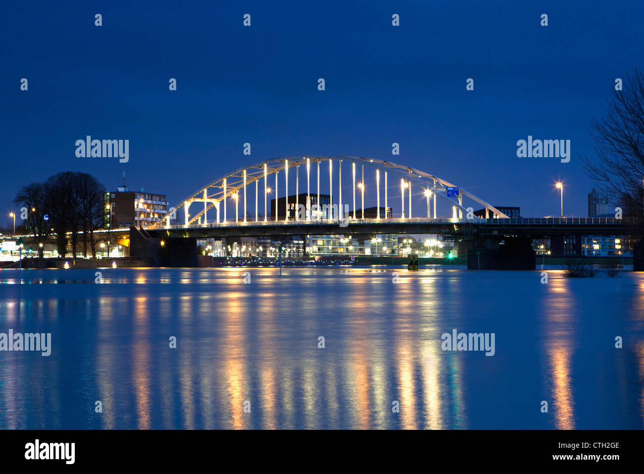 Die Niederlande, Deventer, Brücke über die Ijssel Fluss. Einbruch der Dunkelheit. Hochwasser. Stockfoto