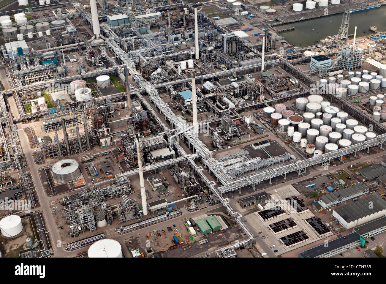 Die Niederlande, Rotterdam, Petro chemische Industrie. Pipelines. Luft. Stockfoto