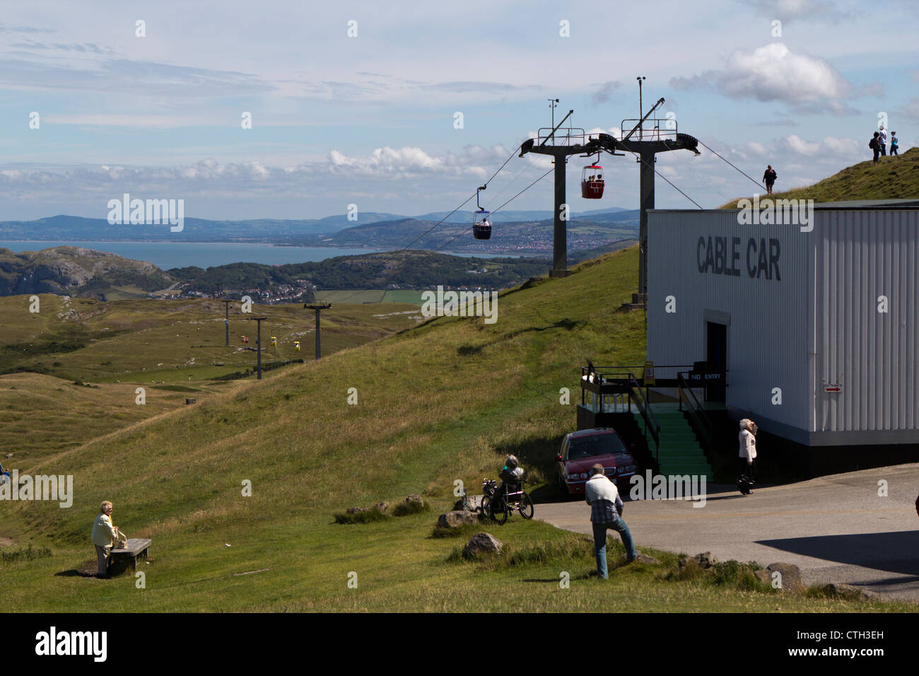 Menschen mit der Seilbahn, die von den Great Orme in LLandudno Badeort in North Wales UK Stockfoto