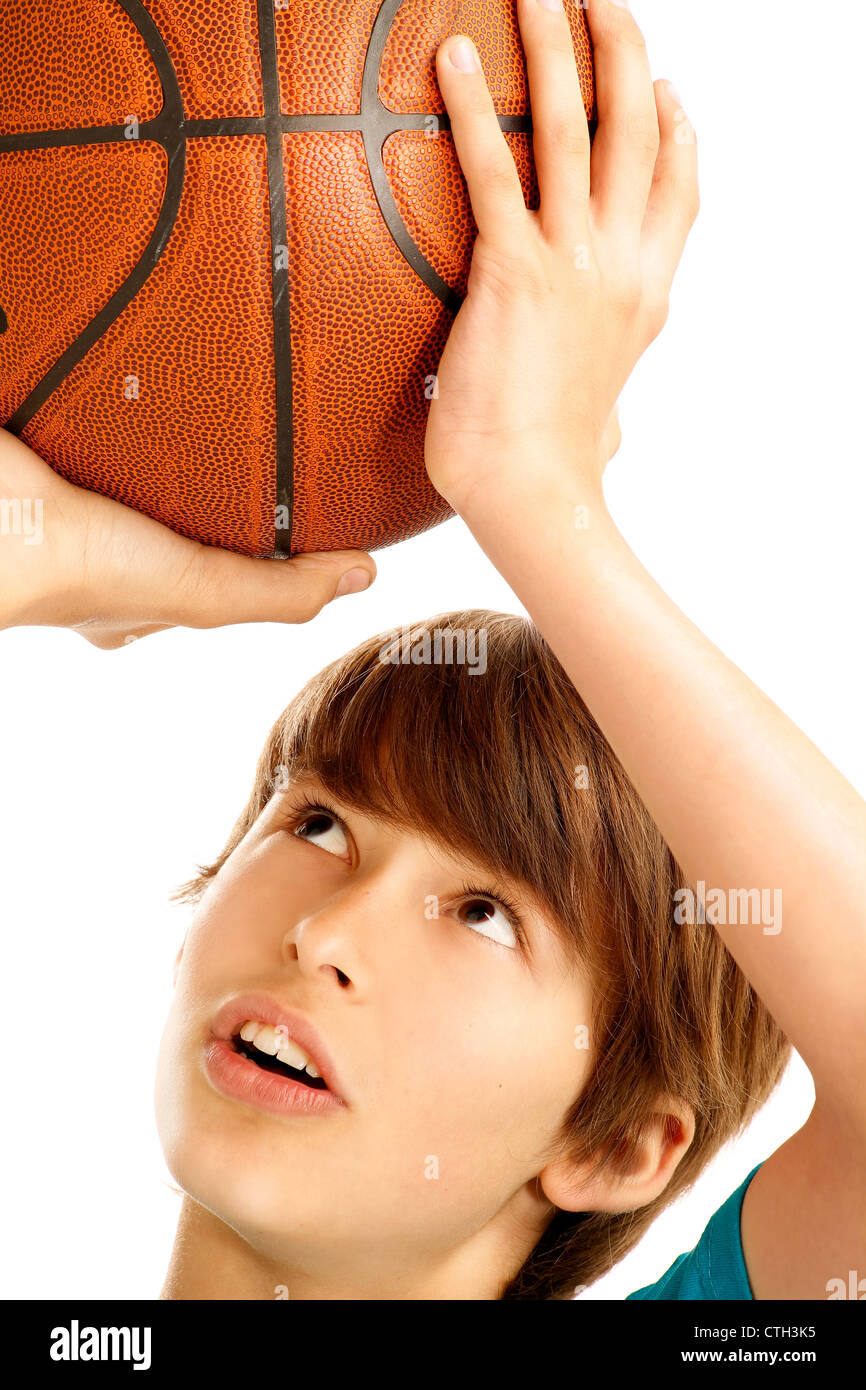 Porträt eines jungen Jungen mit Basketball Stockfoto