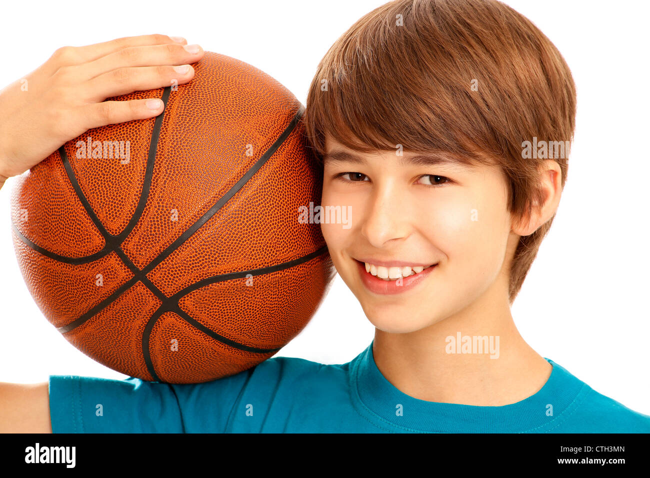 Porträt eines jungen Jungen mit Basketball Stockfoto