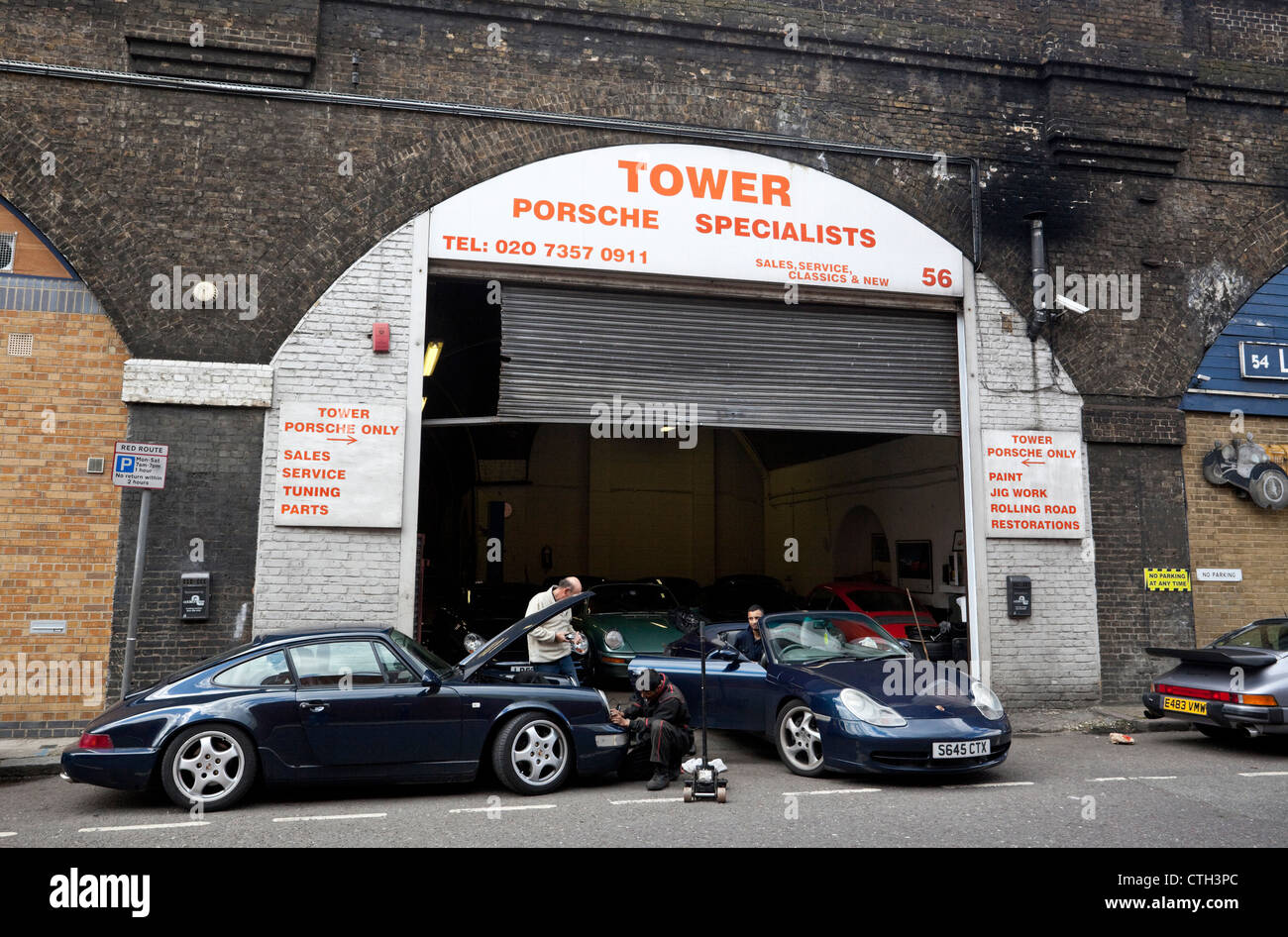 Mechaniker, die an Porches in einer Porsche-Spezialwerkstatt, Druid Street,  London, England, UK arbeiten Stockfotografie - Alamy