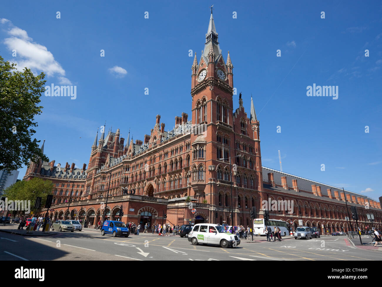 St Pancras Bahnhof gesehen von W1C, Euston Road, London, England, UK Stockfoto