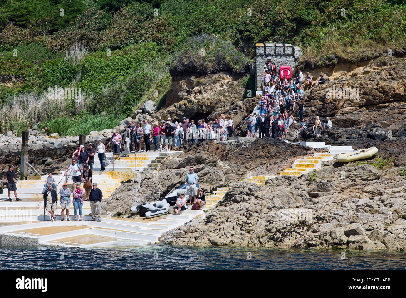 Touristen und Besucher von Herm Island warten auf die Fähre zurück nach Guernsey Stockfoto