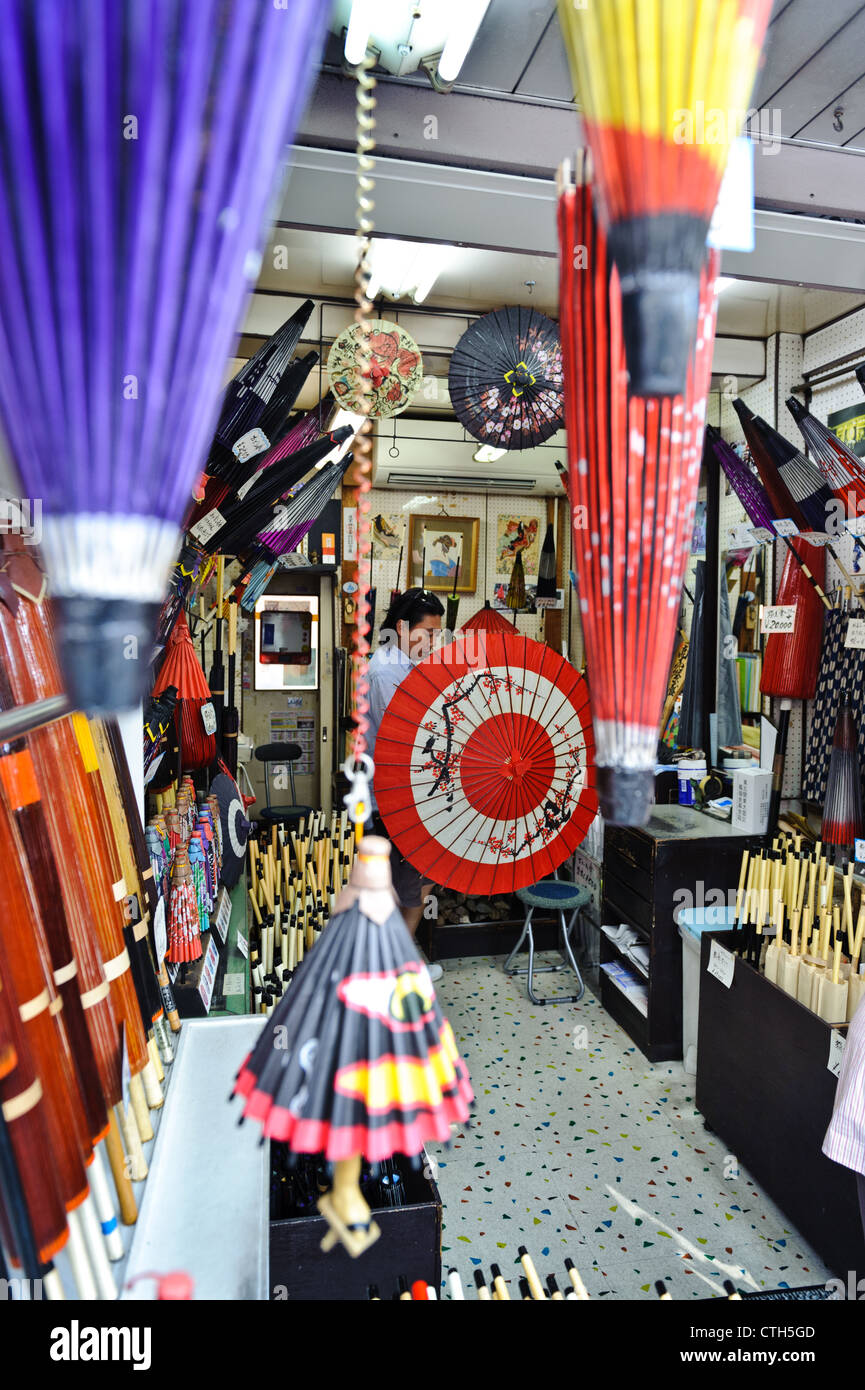 Traditionelle Schirme auf Verkauf im Shop, Asakusa, Tokyo, Japan Stockfoto
