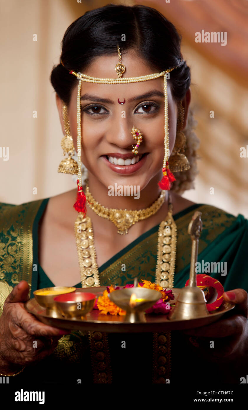 Junge Braut mit Angeboten an ihrem Hochzeitstag Stockfoto