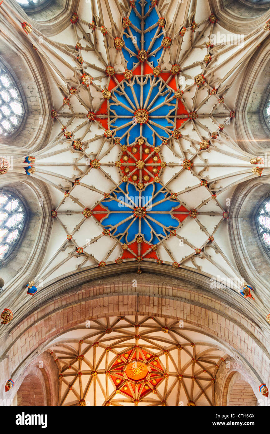 England, Gloucestershire, Tewkesbury, Tewkesbury Abbey, Quire, die Wölbung der Decke Stockfoto