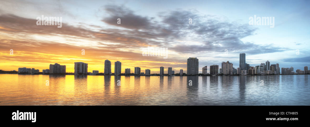 Panorama der Skyline von Miami bei Sonnenuntergang. Stockfoto