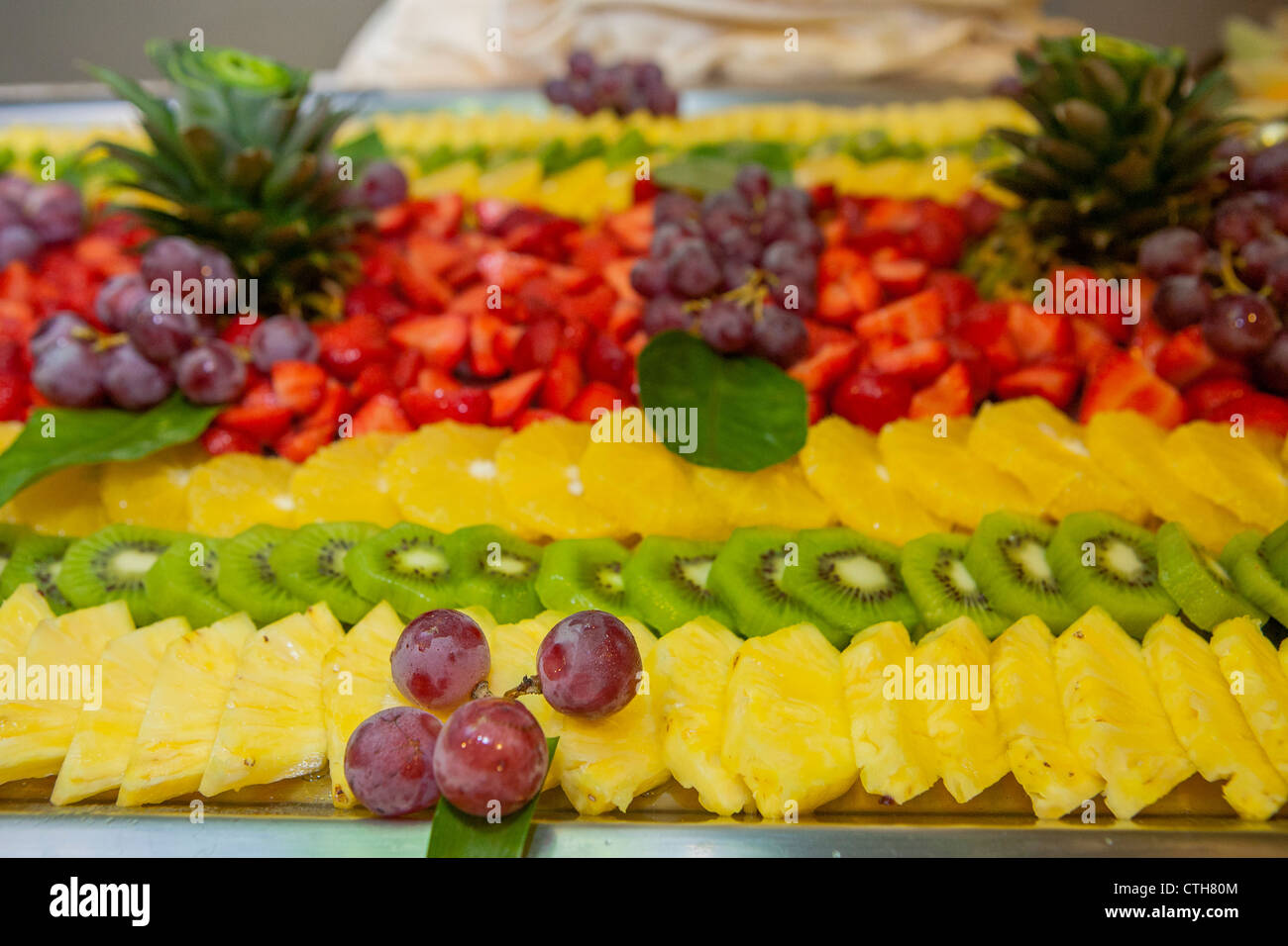 Scheiben von Obst angeordnet auf Platte, Nahaufnahme Stockfoto