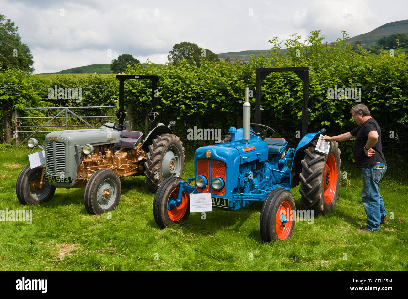 Massey Ferguson & Fordson Traktoren auf dem Display an kleine ländliche Show am Bauernhof bei Cwmdu Powys Wales UK restauriert Stockfoto