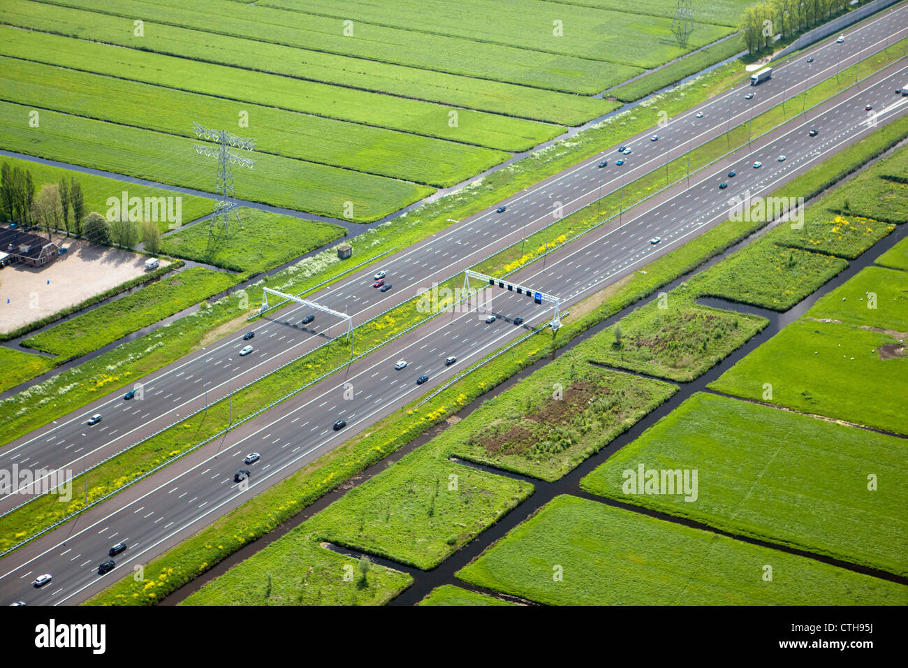 Niederlande, Breukelen, Autobahn A2. Luft. Stockfoto