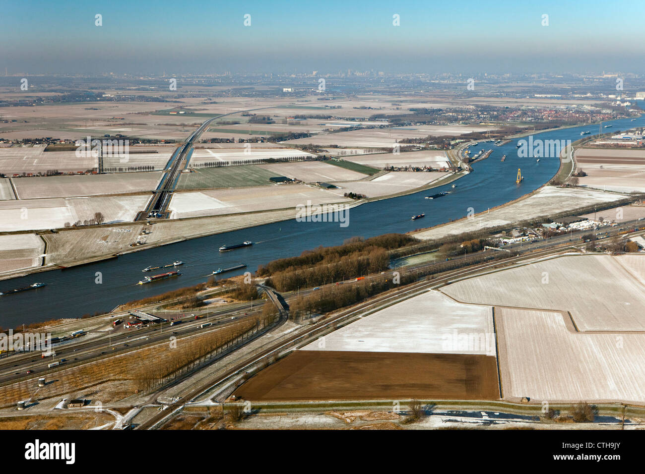 Den Niederlanden, Schiffe Willemsdorp, in der Nähe von Dordrecht, Fracht im Fluss namens Dordtse Kil und A16 Autobahn. Winter. Frost. Luft. Stockfoto