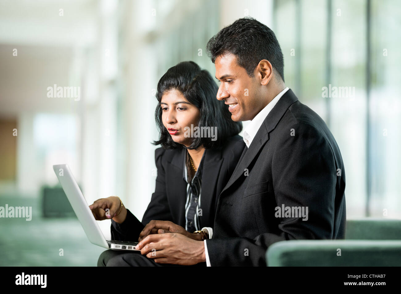 Indischen Geschäftspartnern gemeinsam auf einem laptop Stockfoto