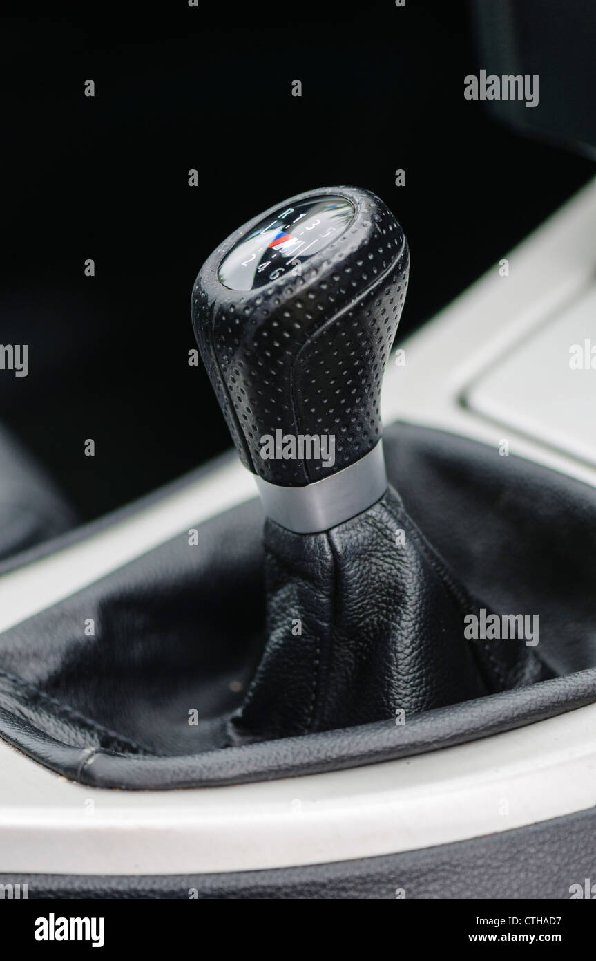 6 Sechsgang-Schalthebel mit M-Logo auf einem 2008 BMW 318i Stockfoto