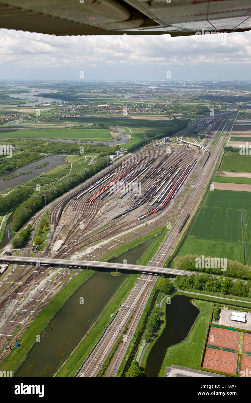 Die Niederlande, Zwijndrecht, Zug rangieren Hof namens Kijfhoek. Luft. Stockfoto