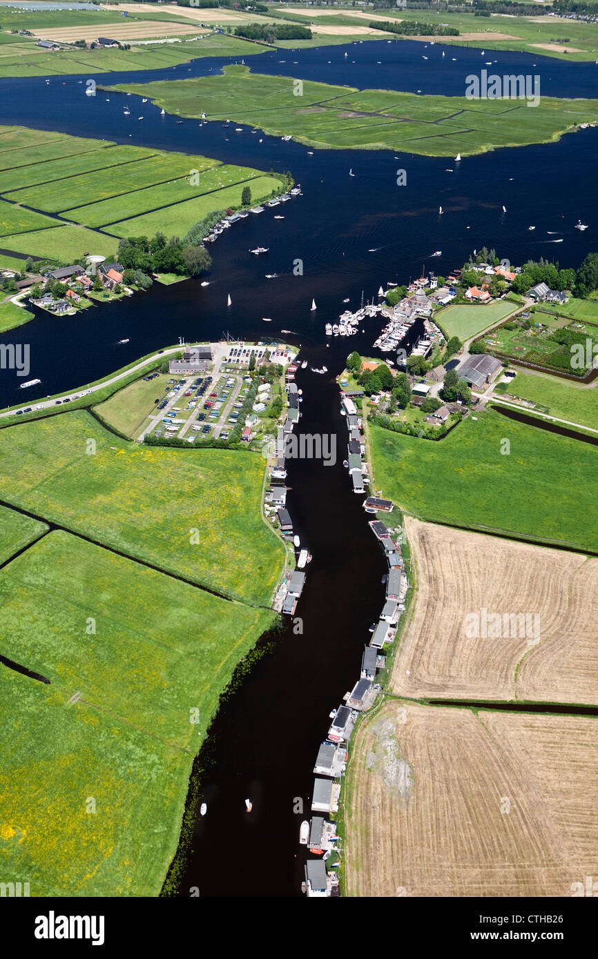 Den Niederlanden, Warmond, Yachten und Hausboote in Seen genannt Kagerplassen. Luft. Stockfoto