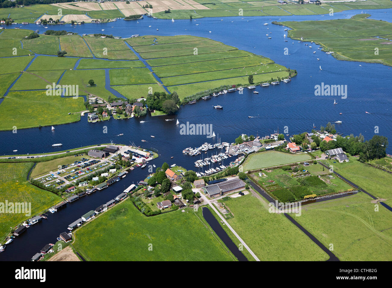Die Niederlanden, Warmond, Yachten in Seen genannt Kagerplassen. Luft. Stockfoto