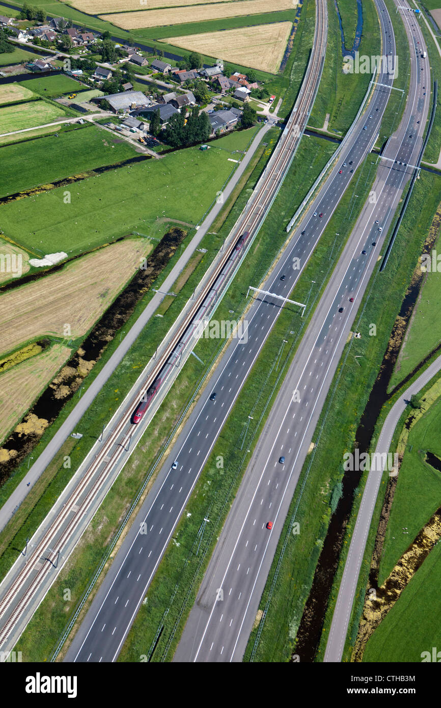 Der Niederlande, Roelofarendsveen, Autobahn A4 und HSL-Hochgeschwindigkeitszug. Luft. Stockfoto